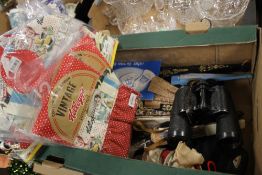 A TRAY OF SUNDRIES TO INCLUDE TWO KELLOGS TEA COSIES, TWO KELLOGS APRONS, COLLECTABLE FANS,