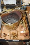 A TRAY OF METALWARE TO INCLUDE BRASS AND COPPER