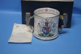 A BOXED PARAGON COMMEMORATIVE TWIN-HANDLED LARGE MUG, HM QUEEN ELIZABETH II AND HRH THE DUKE OF
