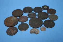 AN ELIZABETH I (1558-1603) HAMMERED SILVER ONE PENNY and a quantity of other early coins and tokens