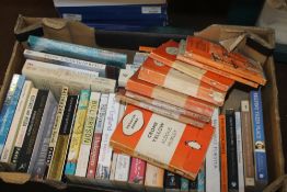 A BOX OF PAPERBACK BOOKS TO INCLUDE PENGUINS