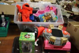 A QUANTITY OF ASSORTED CHILDREN'S TOYS AND GAMES TO INCLUDE ELMO, GHOSTBUSTERS LIMITED EDITION