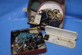 A QUANTITY OF COSTUME AND OTHER JEWELLERY TO INCLUDE BOXED LOTUS SIMULATED PEARLS ETC.