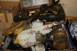 A TRAY OF ASSORTED METALWARE TO INCLUDE BRASS AND COPPER TOGETHER WITH A TRAY OF ASSORTED CERAMICS