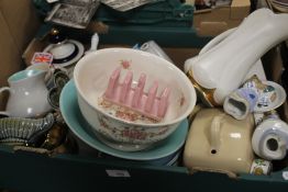 A TRAY OF CERAMICS TO INCLUDE POOLE POTTERY, DUCAL, CARLTONWARE ETC.
