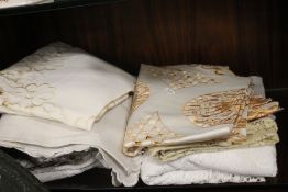 A COLLECTION OF ASSORTED LINEN