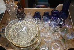 A TRAY OF GLASSWARE TO INCLUDE BLUE GLASS