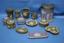 A COLLECTION OF WEDGWOOD GREEN AND BLUE JASPERWARE TO INCLUDE A LIDDED BARREL