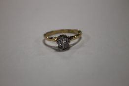 A DIAMOND SOLITAIRE RING, APPROX. 1 CT (CHIP TO ONE SIDE OF STONE), MARKED 18 CT