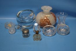 A SMALL COLLECTION OF GLASSWARE TO INCLUDE COLOURED GLASS VASE, BOWL, ETC.