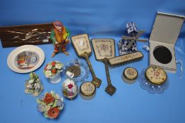A BOX OF COLLECTABLES TO INCLUDE DRESSING TABLE SET, WEDGWOOD PLAQUE, ASSORTED CERAMICS ETC.