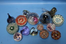 A COLLECTION OF PAPERWEIGHTS TO INCLUDE MILLEFIORI EXAMPLES, CAITHNESS ETC.