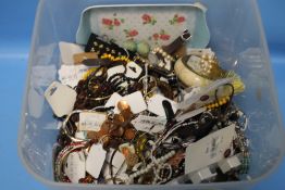 A QUANTITY OF ASSORTED COSTUME JEWELLERY
