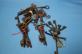 A QUANTITY OF ASSORTED KEYS TO INCLUDE VINTAGE EXAMPLES