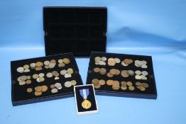 A QUANTITY OF COINS, AN EMPTY COIN COLLECTOR'S CASE AND A QUEEN'S JUBILEE MEDAL