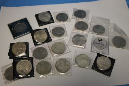 A QUANTITY OF COMMEMORATIVE COINS