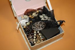 A BOX OF COSTUME JEWELLERY TO INC VINTAGE BROOCHES