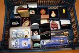 A QUANTITY OF TRAIN RELATED COLLECTABLES TO INC KEYRINGS