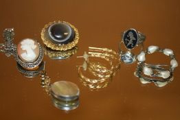 A SMALL BAG OF VINTAGE JEWELLERY TO INC A STERLING SILVER AND NIELLO SWIVEL RING' AGATE BROOCH ETC