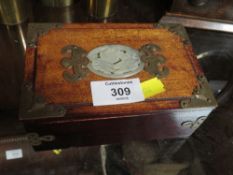 AN ORIENTAL MAHOGANY TRINKET BOX WITH JADE TYPE PANEL TO LID