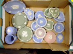 A TRAY OF ASSORTED WEDGWOOD JASPERWARE TO INCLUDE A PINK PIN DISH' TOBACCO JAR ETC.