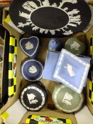 A SMALL TRAY OF ASSORTED WEDGWOOD JASPERWARE TO INCLUDE A BLACK CABINET PLATE' TRINKET POTS ETC.