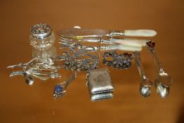 A COLLECTION OF HALLMARKED SILVER TO INC BROOCHES' MOTHER OF PEARL KNIFE' LIGHTER ETC