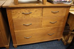 A MODERN M&S HEMSLEY RANGE FIVE DRAWER CHEST H-91 CM W-117 CM