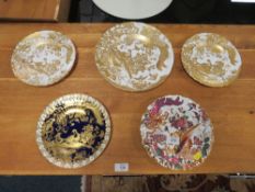 A COLLECTION OF ROYAL CROWN DERBY CABINET PLATES TO INCLUDE GOLD AVES EXAMPLES