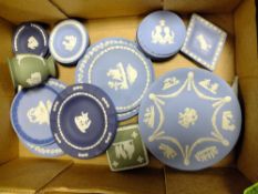 A TRAY OF ASSORTED WEDGWOOD JASPERWARE TO INCLUDE CABINET PLATES ETC.