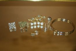 A BAG OF YELLOW METAL AND 9CT GOLD JEWELLERY TO INC A PAIR OF TWIN PEARL EARRINGS