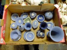 A TRAY OF ASSORTED WEDGWOOD JASPERWARE TO INCLUDE NAVY BLUE TRINKET POTS' FOOTED VASE ETC.