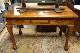 A SOLID OAK SIDE TABLE RAISED ON CABRIOLE LEGS H-120 CM W-76 CM