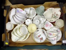 A TRAY OF ASSORTED CUPS AND SAUCERS TO INCLUDE WEDGWOOD' ROYAL DOULTON ETC.