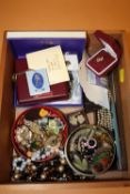 A BOX OF COSTUME JEWELLERY TO INC A QUANTITY OF VINTAGE BROOCHES
