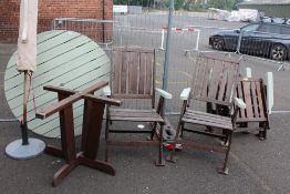 A CIRCULAR WOODEN GARDEN TABLE WITH 4 CHAIRS AND A PARASOL A/F