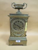 AN ANTIQUES BRASS MANTLE CLOCK WITH KEY & PENDULUM