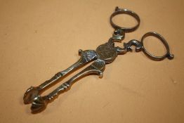 A PAIR OF GEORGIAN HALLMARKED SILVER SUGAR TONGS/ SCISSORS BY HENRY PLUMPTON C1750