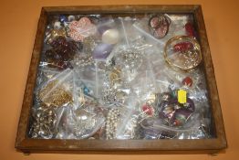 A TABLE TOP JEWELLERY DISPLAY CASE CONTAINING JEWELLERY
