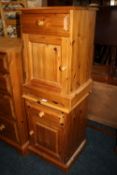 A PAIR OF MODERN PINE BEDSIDE CABINETS W-44 CM (2)