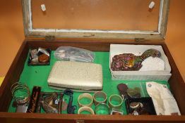 A TABLE TOP DISPLAY CASE CONTAINING COLLECTABLES & COSTUME JEWELLERY