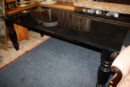 A LARGE ITALIAN DESIGNER BLACK GLOSS DINING TABLE H-76 CM W-97 CM L-200 CM