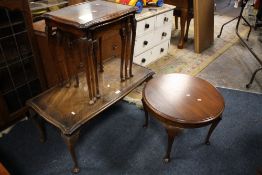 A WALNUT GLASS TOPPED COFFEE TABLE AND NEST OF TABLES WITH A CIRCULAR COFFEE TABLE (3)