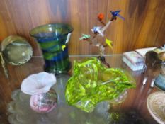 A SMALL QUANTITY OF STUDIO GLASSWARE ETC. TO INCLUDE A MOULDED GLASS FIGURE OF BIRDS IN A TREE (4)