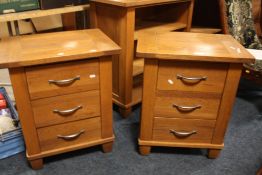 A PAIR OF MODERN M&S OAK HEMSLEY RANGE BEDSIDE CHESTS (2) W-55 CM