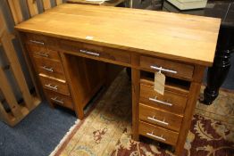 A MODERN LIGHT OAK TWIN PEDESTAL DESK H-79 CM W-122 CM ONE DRAWER ABSENT
