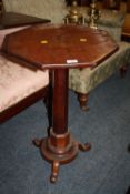 AN ANTIQUE MAHOGANY OCTAGONAL PEDESTAL TABLE H-72 CM MINOR LOSSES