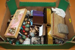 A TRAY OF ASSORTED COSTUME JEWELLERY