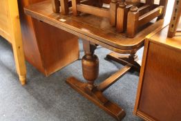 A VINTAGE OAK DRAWLEAF DINING TABLE