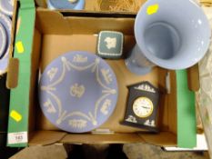 A SMALL TRAY OF WEDGWOOD TO INCLUDE A BLACK JASPERWARE MANTEL CLOCK' QUEENSWARE VASE ETC.
